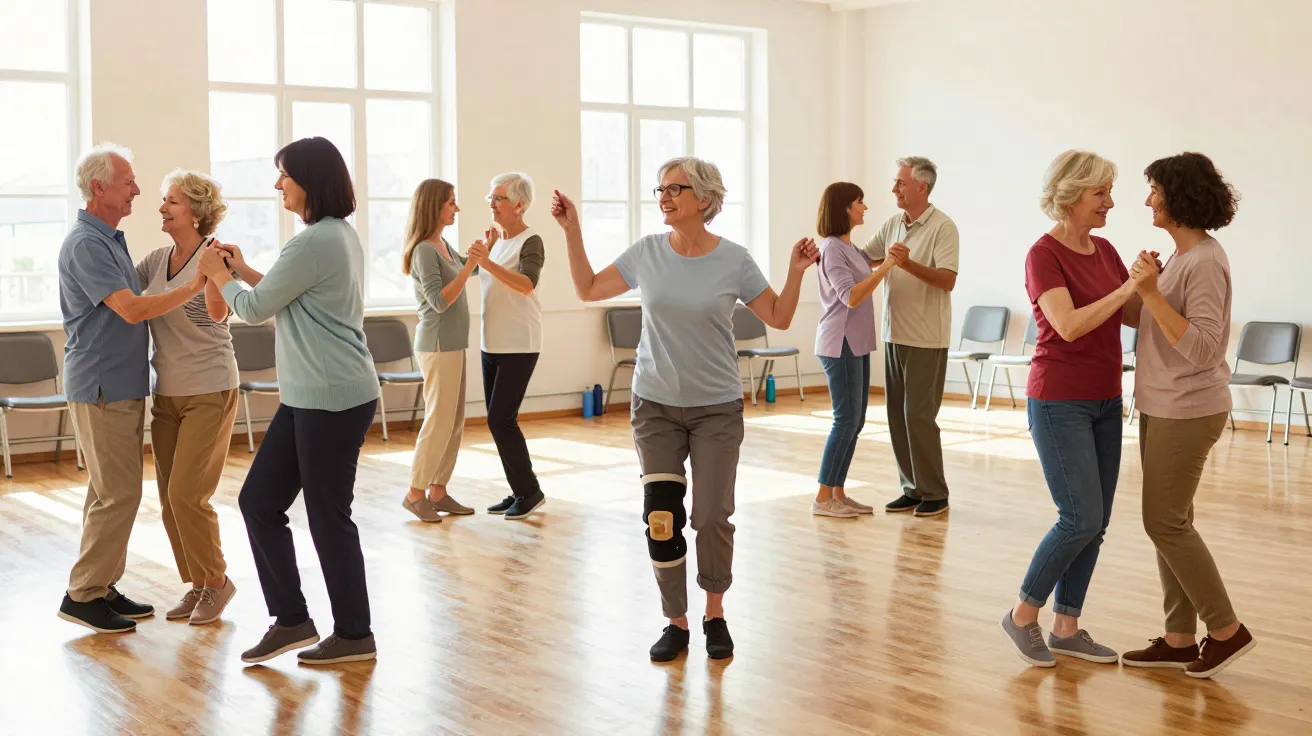 Personas mayores bailando en una sala luminosa con suelo de madera, disfrutando de una clase de baile en pareja.